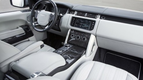 Een nieuwe Range Rover nog beter maken klinkt makkelijker dan het is. Toch is dat de uitdaging die Land Rover is aangegaan. Een afslankkuur van driehonderd kilo, riante zitruimte op de achterbank en n
