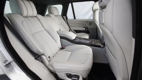 Een nieuwe Range Rover nog beter maken klinkt makkelijker dan het is. Toch is dat de uitdaging die Land Rover is aangegaan. Een afslankkuur van driehonderd kilo, riante zitruimte op de achterbank en n