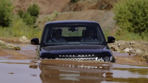 Na zo'n tien jaar is Land Rover toe aan een nieuwe Range Rover. De vierde generatie is ontwikkeld volgens het credo 'het beste nog beter maken' en dus ging men niet over n nacht ijs. Mogen de Britte