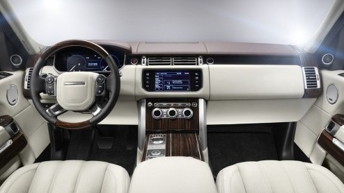 De Nederlandse Land Rover dealers mogen vandaag de nieuwe Range Rover verwelkomen in de showroom. De eerste exemplaren zullen in januari worden afgeleverd.
