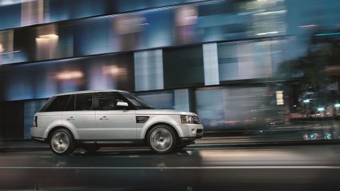 Land Rover houdt de Range Rover Sport graag actueel. En dus biedt de sportief getinte SUV een nieuw scala aan lakkleuren, lichtmetalen velgen en individualiseringsmogelijkheden voor het interieur.