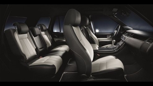 Land Rover houdt de Range Rover Sport graag actueel. En dus biedt de sportief getinte SUV een nieuw scala aan lakkleuren, lichtmetalen velgen en individualiseringsmogelijkheden voor het interieur.