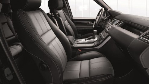 Land Rover houdt de Range Rover Sport graag actueel. En dus biedt de sportief getinte SUV een nieuw scala aan lakkleuren, lichtmetalen velgen en individualiseringsmogelijkheden voor het interieur.