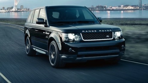 Tijdelijk is de Range Rover Sport bijzonder zwart. Tenminste, als je de gelimiteerde uitvoering 'Black' besteld hebt. Deze is er alleen met een dieselmotor, zit ruim in z'n spullen en kost 102.900 eur