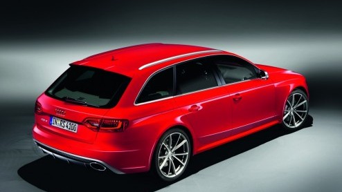 Wat al was uitgelekt is vandaag een feit; op de autotentoonstelling van Genve presenteert Audi de RS4 Avant. Met een 450 pk sterke V8 en S tronic. De krachtpatser bereikt na de zomer ons land.