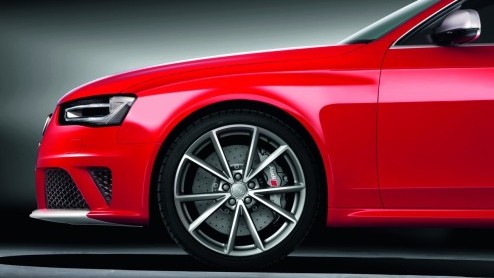 Wat al was uitgelekt is vandaag een feit; op de autotentoonstelling van Genve presenteert Audi de RS4 Avant. Met een 450 pk sterke V8 en S tronic. De krachtpatser bereikt na de zomer ons land.