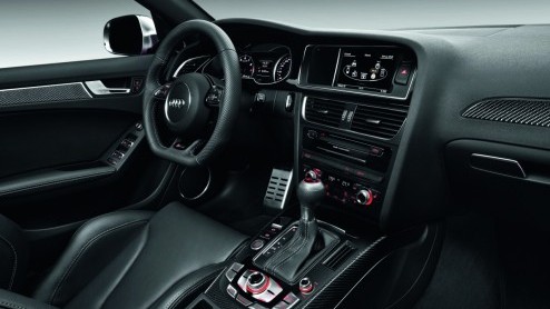 Wat al was uitgelekt is vandaag een feit; op de autotentoonstelling van Genve presenteert Audi de RS4 Avant. Met een 450 pk sterke V8 en S tronic. De krachtpatser bereikt na de zomer ons land.