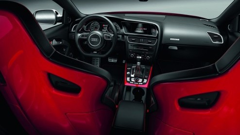 Met het faceliften van de Audi A5 is ook de RS5 meteen aan de beurt. Audis sportieve telg staat in vernieuwde outfit op de IAA met weer een 4.2 liter V8 die 450 pk buldert. Genieten!