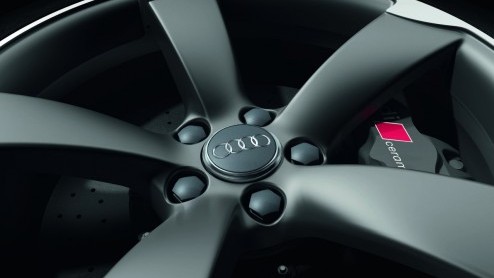 Met het faceliften van de Audi A5 is ook de RS5 meteen aan de beurt. Audis sportieve telg staat in vernieuwde outfit op de IAA met weer een 4.2 liter V8 die 450 pk buldert. Genieten!