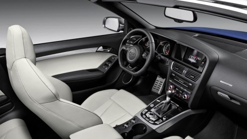Om het 30-jarig bestaan luister bij te zetten lanceert Quattro GmbH, zeg maar de specials-afdeling van Audi, volgend jaar vier nieuwe modellen. Met de eerste daarvan, de RS 5 Cabriolet, maakten we a