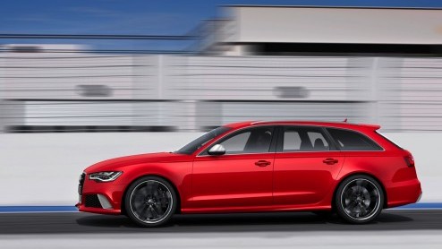 Tadaa, de nieuwe RS6 Avant ziet al het licht. Audi knalt het jaar uit met de extra sportieve uitvoering die dankzij 560 pk uit een 4.0 TFSI V8 en 100 kilo gewichtsbesparing en mooie upgrades voor de t
