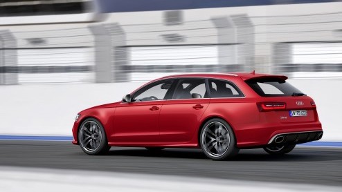 Tadaa, de nieuwe RS6 Avant ziet al het licht. Audi knalt het jaar uit met de extra sportieve uitvoering die dankzij 560 pk uit een 4.0 TFSI V8 en 100 kilo gewichtsbesparing en mooie upgrades voor de t