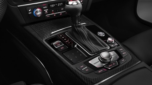 Tadaa, de nieuwe RS6 Avant ziet al het licht. Audi knalt het jaar uit met de extra sportieve uitvoering die dankzij 560 pk uit een 4.0 TFSI V8 en 100 kilo gewichtsbesparing en mooie upgrades voor de t