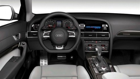 De Audi RS6 Avant staat eveneens in de spotlights. Deze 580 pk sterke asfaltverslinder is niet alleen de krachtigste Audi ooit, ook zijn prijs schept een absoluut record; vanaf 166.575 euro worden de 