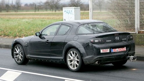 Na vijf jaar vindt Mazda het tijd voor een facelift van hun sportwagen. Deze bijzondere 2+2 sportcoup met rotatiemotor wordt in een nieuwe jas gepresenteerd op de LA Motor Show in 2008. Aanpassingen