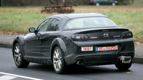 Na vijf jaar vindt Mazda het tijd voor een facelift van hun sportwagen. Deze bijzondere 2+2 sportcoup met rotatiemotor wordt in een nieuwe jas gepresenteerd op de LA Motor Show in 2008. Aanpassingen