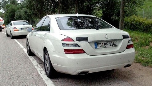 Het verouderingsproces in de autobranche begint na een aantal jaren al zijn tol te eisen. Sinds de komst van de nieuwe S-Klasse in 2005, vindt Das Haus het nu tijd om aan een facelift te beginnen. D
