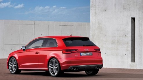 Audi breidt in rap tempo het gamma van de A3 uit. Vandaag stelt de sportieve S3 zich voor en wel met een 300 pk sterke 2.0 TFSI die prestaties levert waar de concurrentie jaloers op zal zijn.