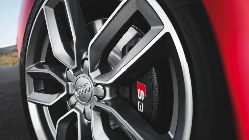 Audi breidt in rap tempo het gamma van de A3 uit. Vandaag stelt de sportieve S3 zich voor en wel met een 300 pk sterke 2.0 TFSI die prestaties levert waar de concurrentie jaloers op zal zijn.