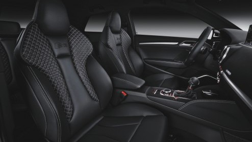 Audi breidt in rap tempo het gamma van de A3 uit. Vandaag stelt de sportieve S3 zich voor en wel met een 300 pk sterke 2.0 TFSI die prestaties levert waar de concurrentie jaloers op zal zijn.