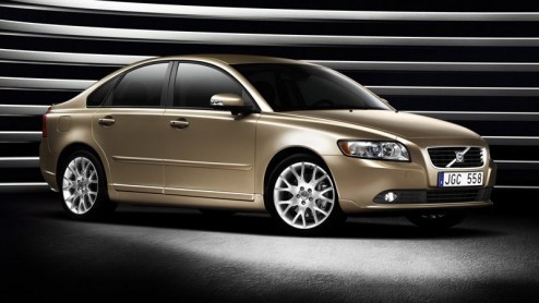 Volvo roept 82.000 autos van het type S40 en V50 terug naar de dealer. Een technisch probleem met de elektronica van de brandstofpomp verdient de aandacht. De roestduivel kan zich daar door regenwate