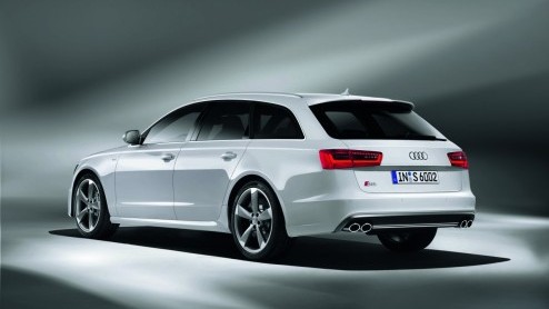 Audi's sportafdeling heeft niet stilgezeten. Deze zomer staan de nieuwe S6, S7 sportback en de S8 bij de dealer. Veel vermogen en power en dus ook een stevig prijskaartje. De 'gewone' S6 kost het mins