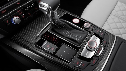 De nieuwe Audi S6 is krachtiger, sneller en sportiever dan zijn voorganger. Toch ben je dan niet automatisch beter af. Audi heeft de racy V10 van zijn voorganger verruild voor een dikke V8 met turbos