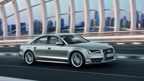 Audis vlaggenschip verschijnt ook in getrainde jas op de IAA. De S8 profiteert met 520 pk maximaal van de 4.0 TFSI V8 Biturbo en komt in mei 2012 op de markt.