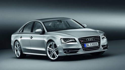 Audi's sportafdeling heeft niet stilgezeten. Deze zomer staan de nieuwe S6, S7 sportback en de S8 bij de dealer. Veel vermogen en power en dus ook een stevig prijskaartje. De 'gewone' S6 kost het mins