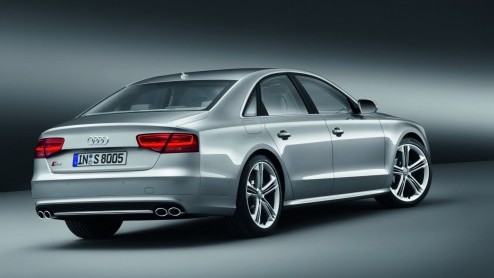 Audi's sportafdeling heeft niet stilgezeten. Deze zomer staan de nieuwe S6, S7 sportback en de S8 bij de dealer. Veel vermogen en power en dus ook een stevig prijskaartje. De 'gewone' S6 kost het mins