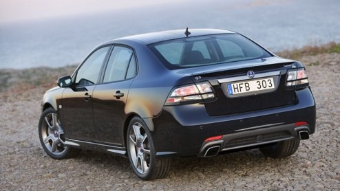 Vliegensvlug nieuws uit Zweden! Saab introduceerde dertig jaar geleden hun eerste model met turbomotor. Om dit te vieren presenteert het merk de Saab 9-3 Turbo X. Deze zwarte Zweed heeft straaljageras