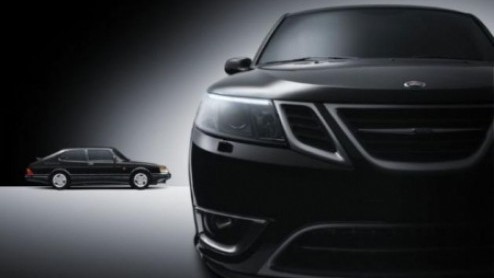 Vliegensvlug nieuws uit Zweden! Saab introduceerde dertig jaar geleden hun eerste model met turbomotor. Om dit te vieren presenteert het merk de Saab 9-3 Turbo X. Deze zwarte Zweed heeft straaljageras