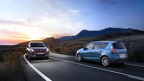 Renault is aan het faceliften geslagen. Na de opfrisser van de Twingo - waar we volgende week mee kennismaken - is vanaf volgend jaar de Scnic en Grand Scnic aan de beurt. De MPV's krijgen een strak