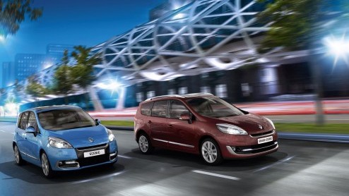 Renault is aan het faceliften geslagen. Na de opfrisser van de Twingo - waar we volgende week mee kennismaken - is vanaf volgend jaar de Scnic en Grand Scnic aan de beurt. De MPV's krijgen een strak
