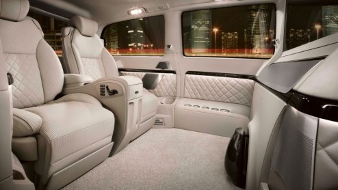 Wees gerust, de kans dat je deze overdadig aangeklede Mercedes Viano op de snelweg voorbij zult zien razen is vrij klein. De besteller is voorlopig alleen in levende lijve te zien op de autoshow van P