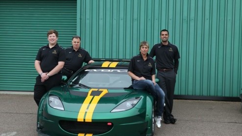 De Evora van Lotus is al verre van een brave sportwagen. Toch doen de Britse heren er nog een schepje bovenop met een extra lichte variant: de Evora GTC. Dat wordt smullen!