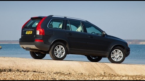 Volvo dunt het leveringsgamma van de XC90 uit. Voor modeljaar 2013 verdwijnt de 3.2 zescilinder benzinemotor uit het programma. De dieselende D3 gaat voortaan door het leven als D4. Deze blijft samen 