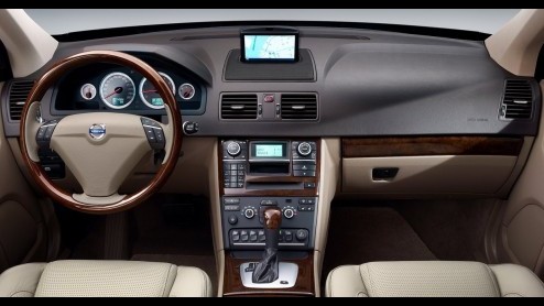 Volvo dunt het leveringsgamma van de XC90 uit. Voor modeljaar 2013 verdwijnt de 3.2 zescilinder benzinemotor uit het programma. De dieselende D3 gaat voortaan door het leven als D4. Deze blijft samen 
