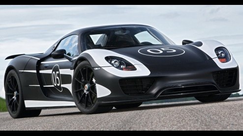 Wie had dat gedacht! In deze tijden van downsizing maakt Porsche doodleuk bekend dat de 3.2 liter V8 uit notabene de 918 conceptcar niet voldoende is en komt vervolgens met een achterlijk dikke 4.6 li