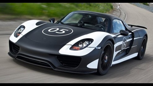 Wie had dat gedacht! In deze tijden van downsizing maakt Porsche doodleuk bekend dat de 3.2 liter V8 uit notabene de 918 conceptcar niet voldoende is en komt vervolgens met een achterlijk dikke 4.6 li