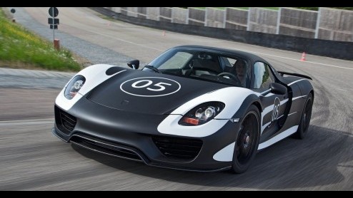 Wie had dat gedacht! In deze tijden van downsizing maakt Porsche doodleuk bekend dat de 3.2 liter V8 uit notabene de 918 conceptcar niet voldoende is en komt vervolgens met een achterlijk dikke 4.6 li