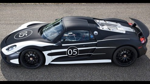 Wie had dat gedacht! In deze tijden van downsizing maakt Porsche doodleuk bekend dat de 3.2 liter V8 uit notabene de 918 conceptcar niet voldoende is en komt vervolgens met een achterlijk dikke 4.6 li