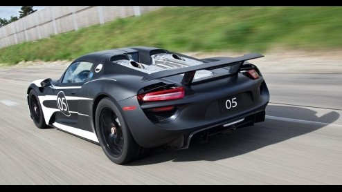 Wie had dat gedacht! In deze tijden van downsizing maakt Porsche doodleuk bekend dat de 3.2 liter V8 uit notabene de 918 conceptcar niet voldoende is en komt vervolgens met een achterlijk dikke 4.6 li
