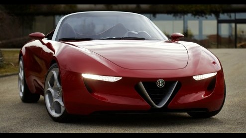Een geweldig scheurijzertje als de MX-5 van Mazda heb je niet in een jaartje ontwikkeld. Nu ook de autofabrikanten de hand op de knip houden is het logische gevolg een samenwerking, ditmaal tussen Alf