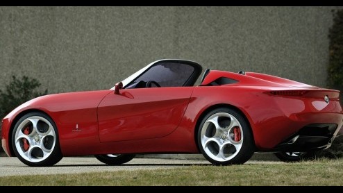 Een geweldig scheurijzertje als de MX-5 van Mazda heb je niet in een jaartje ontwikkeld. Nu ook de autofabrikanten de hand op de knip houden is het logische gevolg een samenwerking, ditmaal tussen Alf