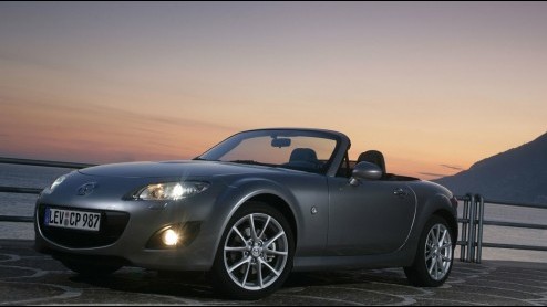 Een geweldig scheurijzertje als de MX-5 van Mazda heb je niet in een jaartje ontwikkeld. Nu ook de autofabrikanten de hand op de knip houden is het logische gevolg een samenwerking, ditmaal tussen Alf