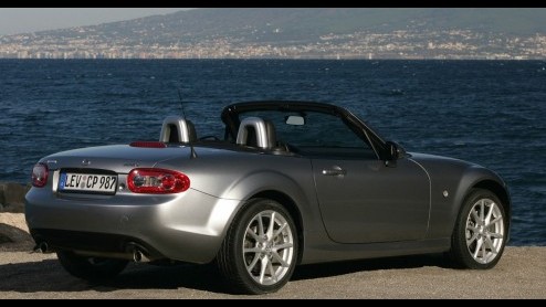 Een geweldig scheurijzertje als de MX-5 van Mazda heb je niet in een jaartje ontwikkeld. Nu ook de autofabrikanten de hand op de knip houden is het logische gevolg een samenwerking, ditmaal tussen Alf