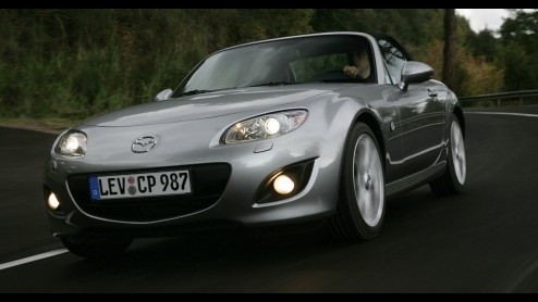 Een geweldig scheurijzertje als de MX-5 van Mazda heb je niet in een jaartje ontwikkeld. Nu ook de autofabrikanten de hand op de knip houden is het logische gevolg een samenwerking, ditmaal tussen Alf