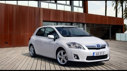 Niet alleen buiten druppelt het, ook bij het dealernetwerk van Toyota valt wel her en der wel eens een spatje. De brochure van de Japanse versie van de nieuwe Auris is namelijk op internet gelekt. Het