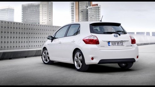 Niet alleen buiten druppelt het, ook bij het dealernetwerk van Toyota valt wel her en der wel eens een spatje. De brochure van de Japanse versie van de nieuwe Auris is namelijk op internet gelekt. Het